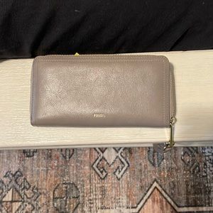 Taupe colored fossil wallet! Perfect condition